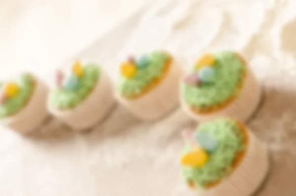 Красивые милые Пасхальные кексы с пасхальными украшениями — стоковое фото