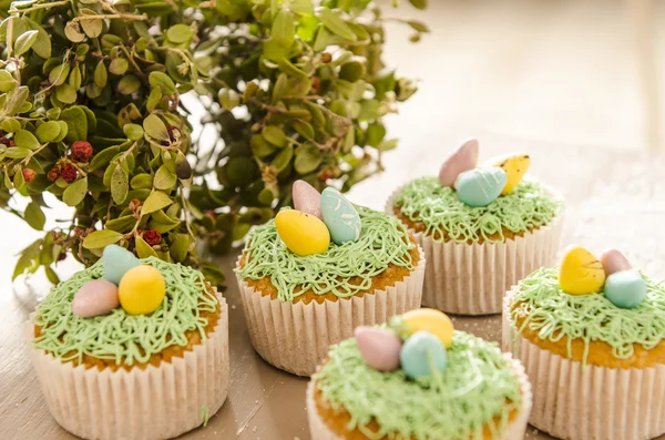 Beautiful cute Easter cupcakes with Easter decorations — Stock Photo, Image