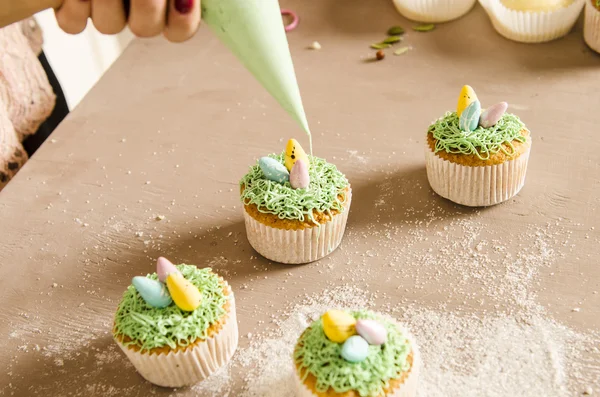 Bonito cupcakes de Páscoa bonito com decorações de Páscoa — Fotografia de Stock