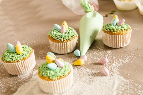 Beautiful cute Easter cupcakes with Easter decorations — Stock Photo, Image