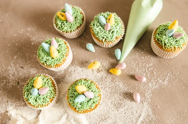 Красивые милые Пасхальные кексы с пасхальными украшениями — стоковое фото