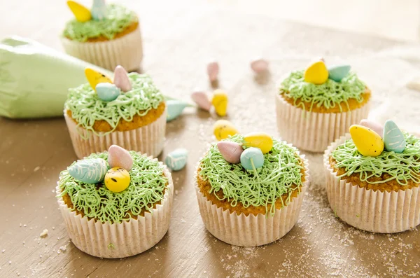 Bonito cupcakes de Páscoa bonito com decorações de Páscoa — Fotografia de Stock