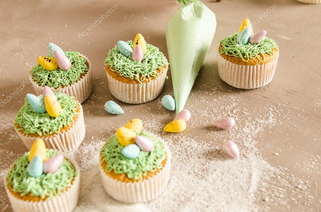 Vackra söta påsk cupcakes med påskpynt — Stockfotografi ...