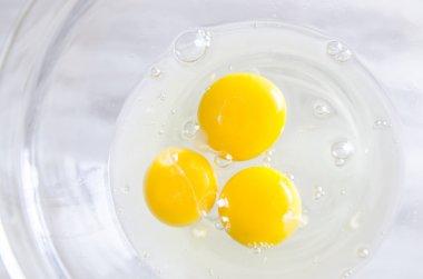 Yumurta beyaz kase mutfak masasında izole