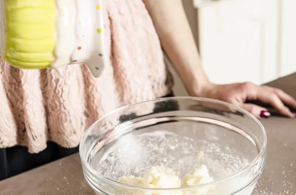 Woman with sugar in kitchen — Stock Photo, Image