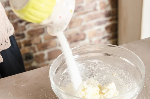 Femme avec du sucre dans la cuisine — Photo