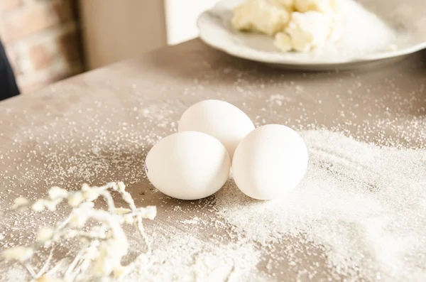 Куриные яйца на столе — стоковое фото