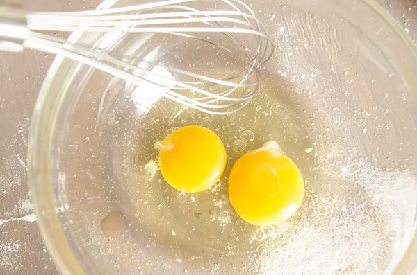 Huevos en tazón blanco aislados en la mesa de la cocina —  Fotos de Stock