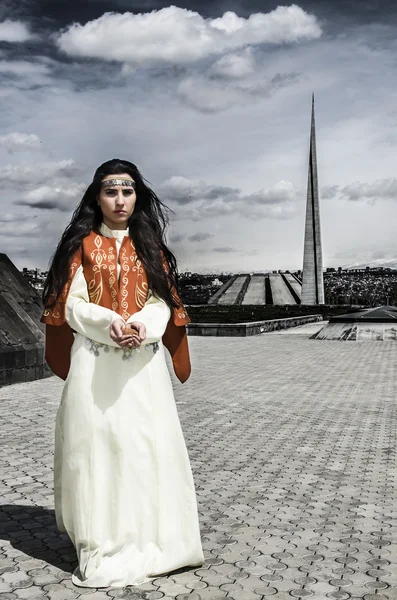 Girl in Tsitsernakaberd with land in hands — Stock Photo, Image