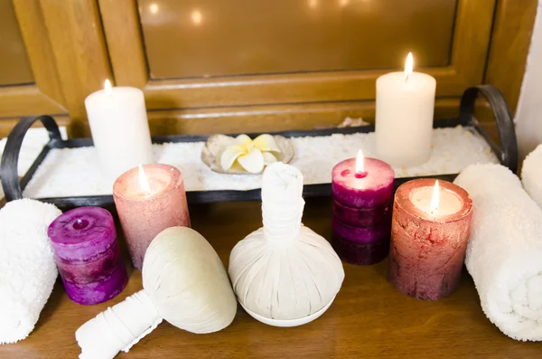 Boules de massage thaïlandaises avec serviettes et bougies — Photo