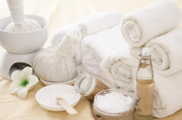 Tratamento de spa com toalhas e cremes à base de plantas — Fotografia de Stock