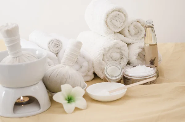 Tratamento de spa com toalhas e cremes à base de plantas — Fotografia de Stock