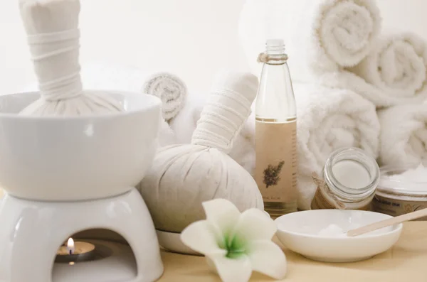 Kuur met handdoeken en kruiden crèmes — Stockfoto