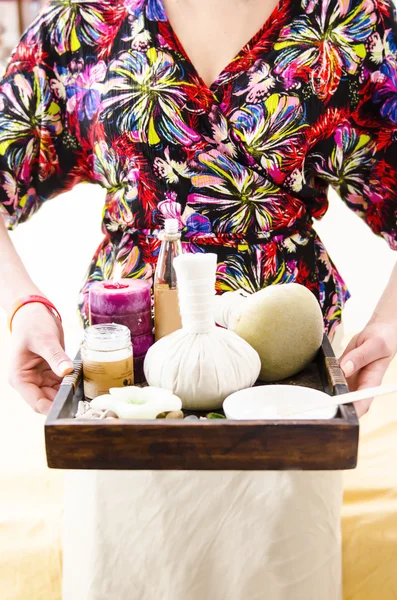 Soin spa avec serviettes et crèmes aux herbes — Photo