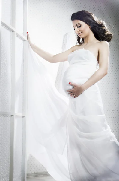 Jeune femme enceinte — Photo