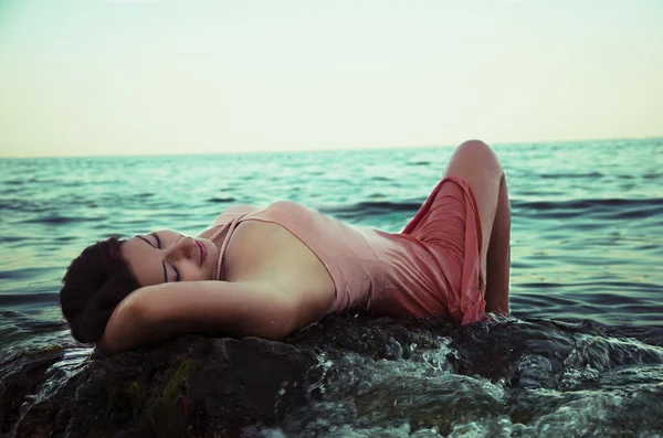 Mulher relaxante na pedra — Fotografia de Stock