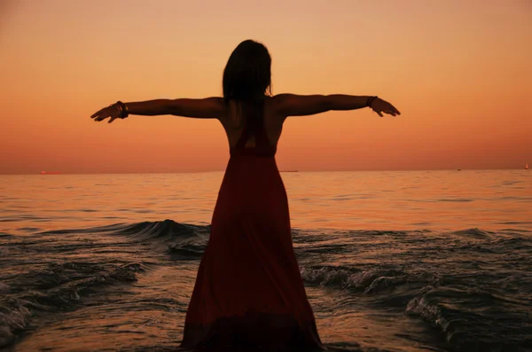 Piękna dziewczyna stojąc blisko morza — Zdjęcie stockowe