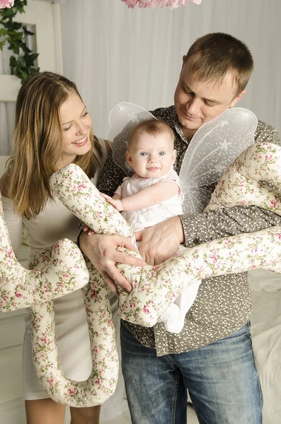 Familj med söta barn ängel. — Stockfoto