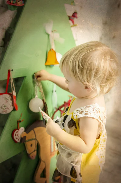 Fille décorer un arbre de Noël . — Photo