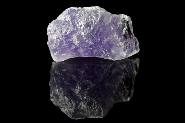 在黑色背景的原始紫水晶 — 图库照片