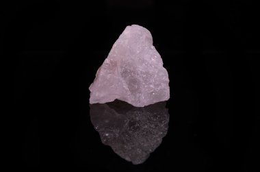 Siyah arka plan üzerine Rose kuvars