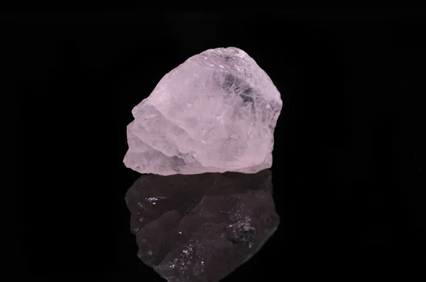 Rose Quartz na černém pozadí — Stock fotografie