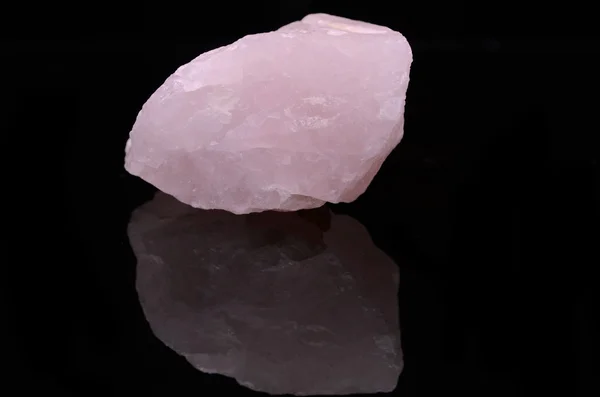 Quartz rose sur fond noir — Photo