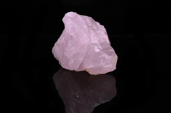 Quartz rose sur fond noir — Photo