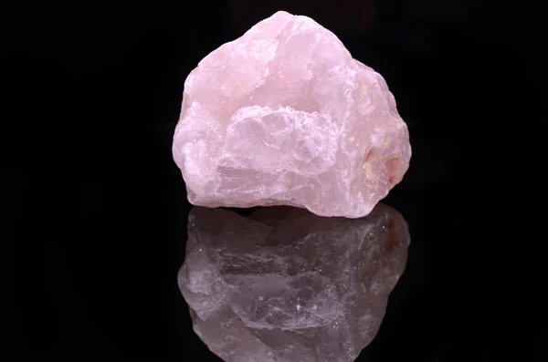 Rose Quartz pada latar belakang hitam — Stok Foto