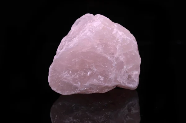 Rose Quartz na černém pozadí — Stock fotografie