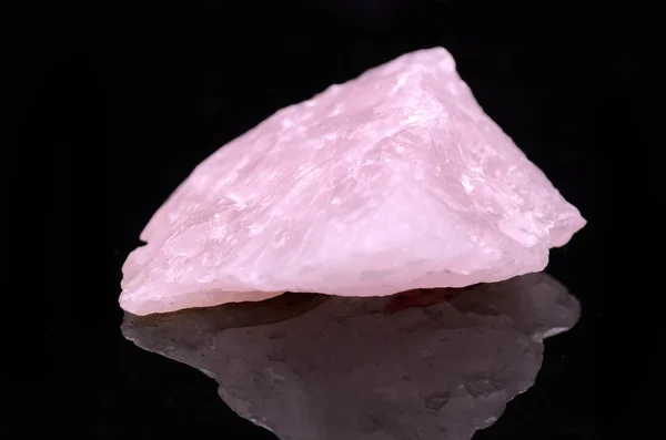 Rose Quartz op zwarte achtergrond — Stockfoto