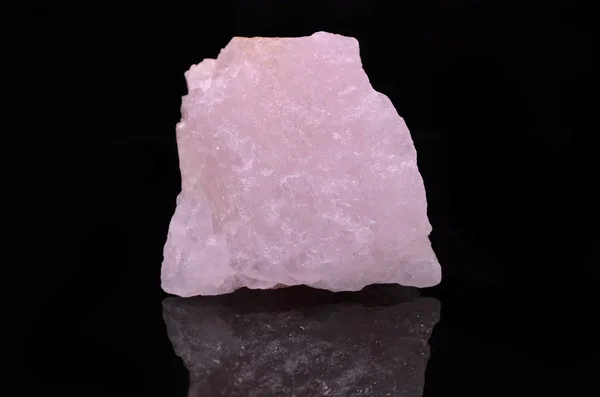 Rose Quartz pada latar belakang hitam — Stok Foto