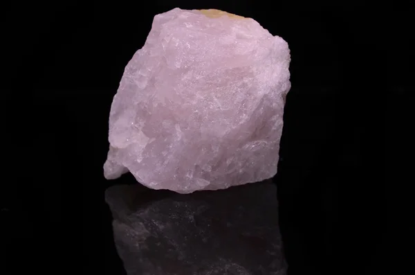 Rose Quartz na černém pozadí — Stock fotografie