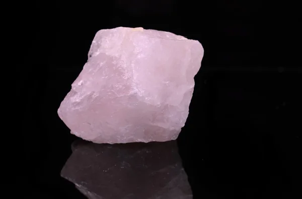 Rose Quartz na černém pozadí — Stock fotografie