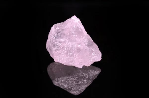 Quartz rose sur fond noir — Photo