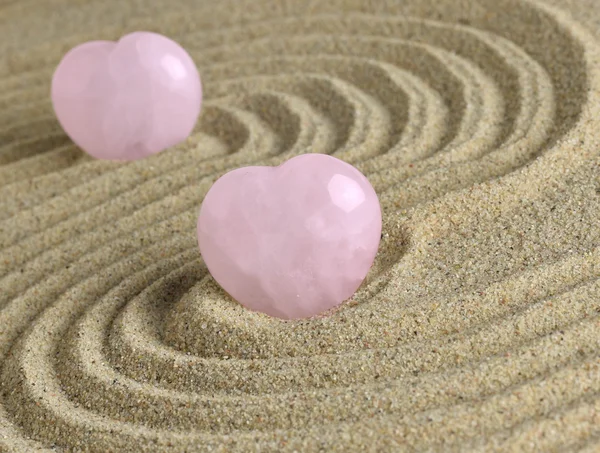 Corazón de cuarzo rosa en jardín zen — Foto de Stock