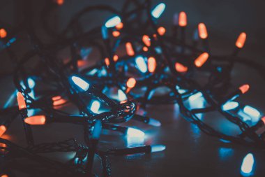 Parlak renkli çelenkler. Yılbaşı ışıkları. Noel ağacını süslemek için çelenkler