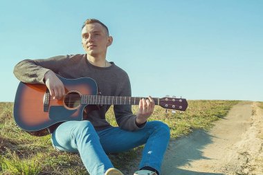 Gitarlı bir adam. Müzik aleti çalan bir adam.