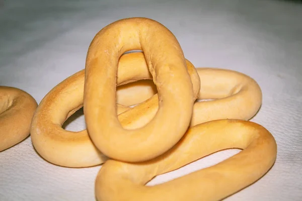 Masada Simit Var Taze Yemek Ile Pişirmek Lezzetli Ürün — Stok fotoğraf