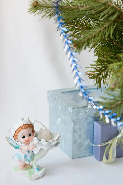 สวัสดีโปสการ์ด สุขสันต์วันปีใหม่ เอลฟ์วิเศษ สาขาเฟอร์ ผู้ถือเทียน ของขวัญคริสต์มาสใต้ต้นไม้ เทียนเทวดา บนพื้นหลังสีขาว — ภาพถ่ายสต็อก
