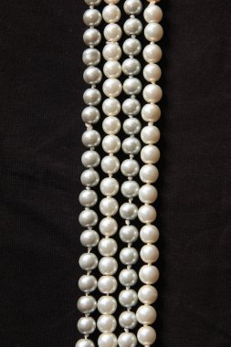 İplikçikler siyah bir zemin üzerine beyaz inci