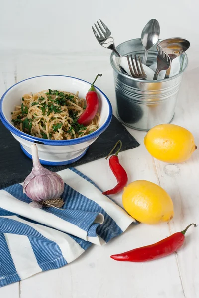 Спагеттини с чили, лимоном и хлебными крошками Лицензионные Стоковые Фото