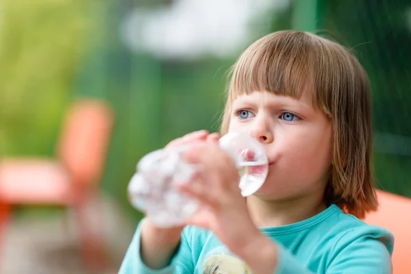 Enfant fille eau potable — Photo