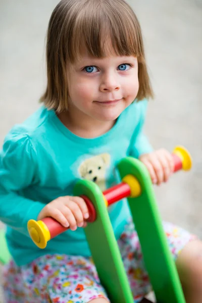 Niño niña feliz en el parque infantil — Foto de Stock