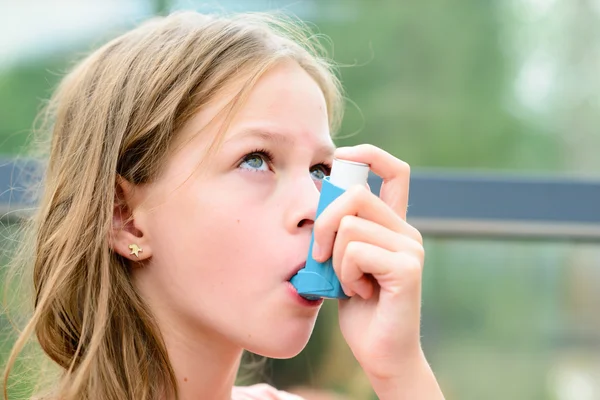 Chica bonita usando inhalador de asma — Foto de Stock