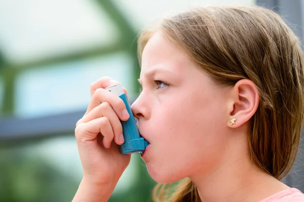 Chica utiliza un inhalador durante un ataque de asma — Foto de Stock