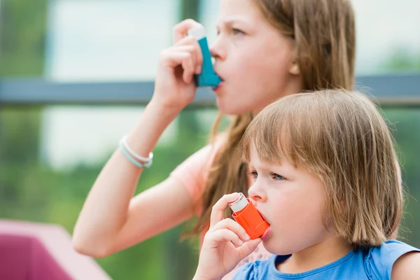 Gadis yang memiliki asma menggunakan inhaler asma untuk menjadi sehat — Stok Foto