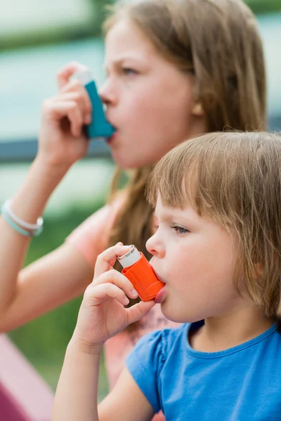 Gadis yang memiliki asma menggunakan inhaler asma untuk menjadi sehat — Stok Foto