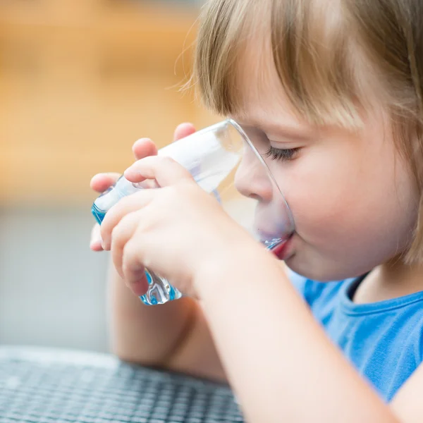 女の子は水を飲む。かわいい小さな女の子飲料水屋外 - 非常に浅い被写し界深度 ストック画像