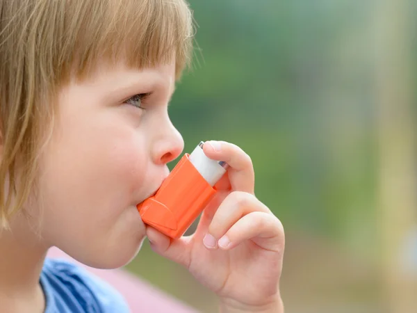 Porträtt av lilla flicka barn med astma inhalator utomhus — Stockfoto